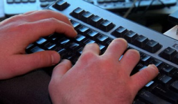 Con trai 13 tuổi đưa bố ra đồn cảnh sát vì hay xem trộm tin nhắn